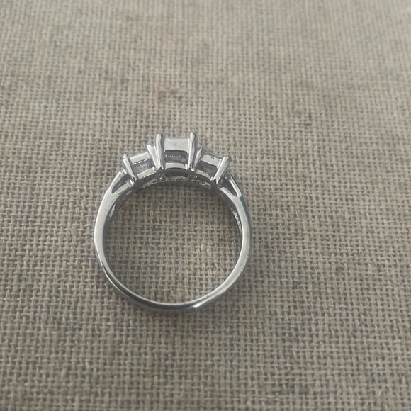 Silver plated cubic zirconia ring - Picture 3 of 4